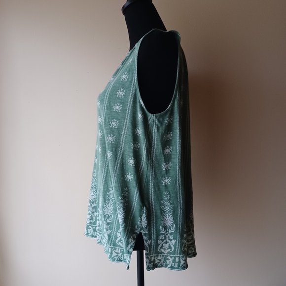 🍀 Lucky Brand Sleeveless Top Size M Green and Cream Floral Butterfly Pattern - Picture 3 of 12